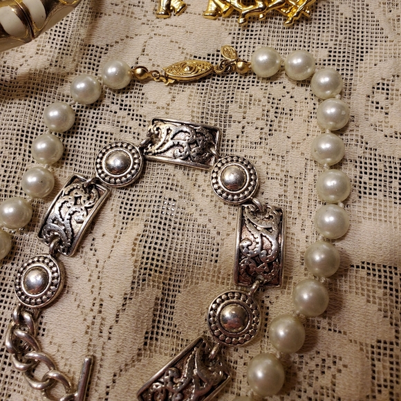 8 pc lot Vintage 90s Gold Premiere Collection Jewelry Brooch Pearl Bracelet y2k - Picture 7 of 11